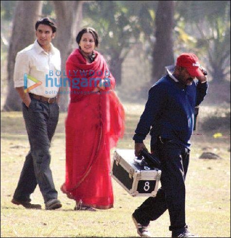 Ranveer and Sonakshi shoot for Lootera in small village of Bengal