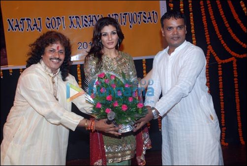 Raveena Tandon and Abhijeet grace ‘Natraj Gopi Krishna Nrityotsav 2010’