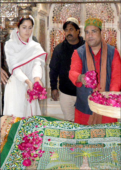 Check out: Katrina Kaif offers prayer at Salim Chishti