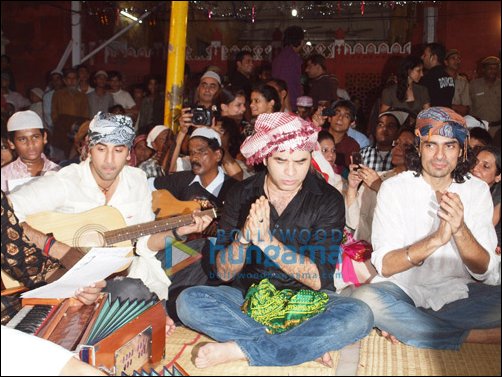 Ranbir pays special tribute at the Hazrat Nizamuddin Dargah