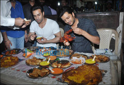 Check out: Riteish Deshmukh and Pulkit Samrat enjoy Iftaar in Mumbai