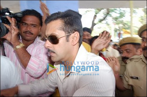 Spotted: Salman sporting moustache on sets of Dabangg