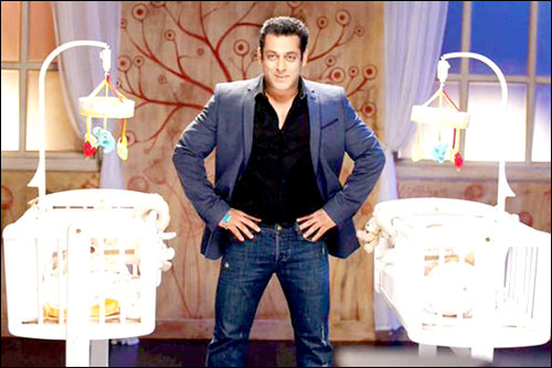 Check out: Salman Khan poses with cradles for Bigg Boss promo