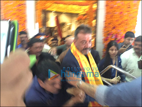 sanjay dutt seeks blessings at siddhivinayak temple after his release 4