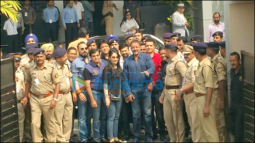 sanjay dutt seeks blessings at siddhivinayak temple after his release 6
