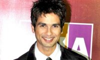 Shahid Kapoor takes time off to be with mom, brother and best friend