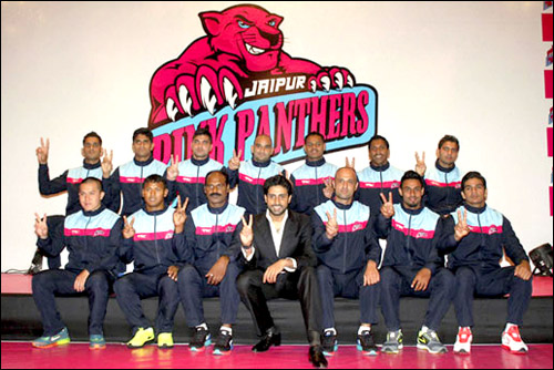 Check out: Abhishek Bachchan posing with Pink Panthers Kabaddi team