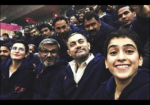 Check out: Aamir Khan snapped on the sets with the unit of Dangal