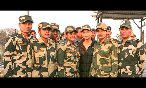 check out aishwarya rai bachchan spends time with bsf soldiers 3