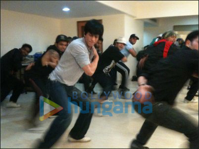 Check Out: SRK rehearsing his dance moves for Ra.One