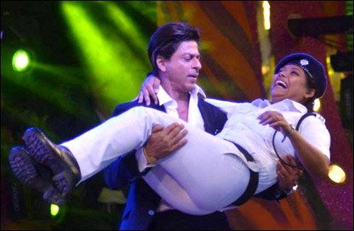 Shah Rukh Khan’s dance with Kolkata’s lady cop gets criticized