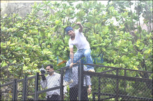 Check out: Shah Rukh Khan meets his fans on Eid