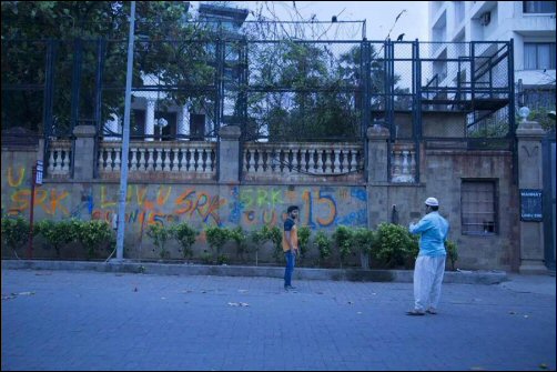 Check out: Fans spray paint outer walls of Shah Rukh Khan’s Mannat