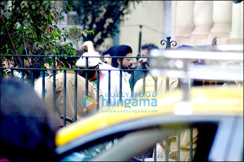 Check out: Shah Rukh Khan shoots with the police in Mumbai