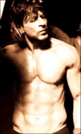 Check out: Shah Rukh Khan flaunts his abs while shooting for Raees