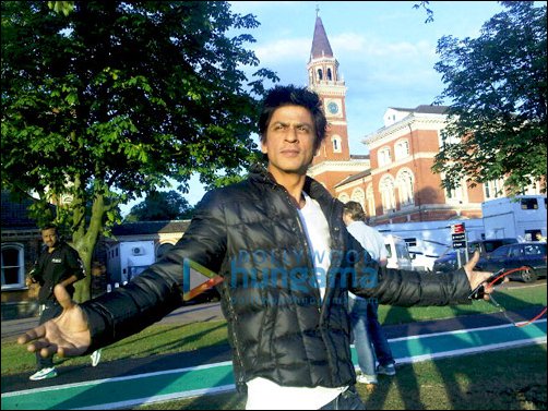 SRK gives his classic pose on sets of Ra.One