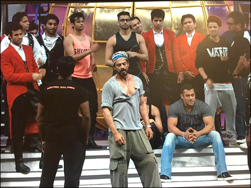 check out shah rukh khan and salman khan rehearse together for toifa 2