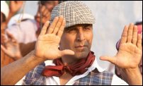 Akshay gifts Rs. 30 lakhs to Tees Maar Khan team