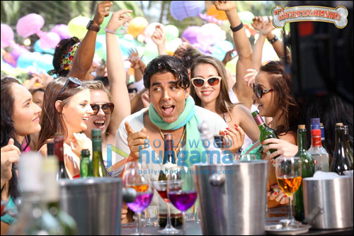 Check out: Akshay in a song from It’s Entertainment