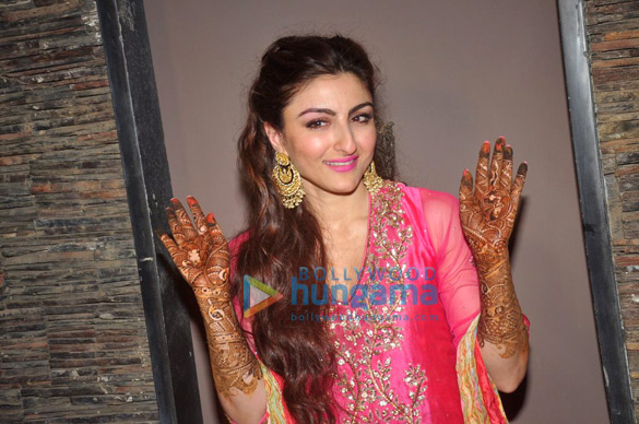 saif ali khan kareena kapoor khan neha dhupia at soha ali khans mehendi 4