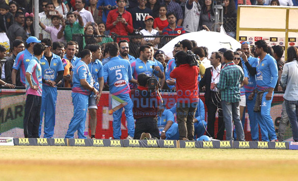 salman khan watches mumbai heroes ccl match 7