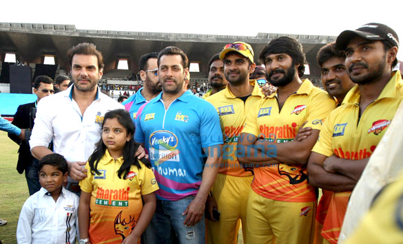 salman khan watches mumbai heroes ccl match 4