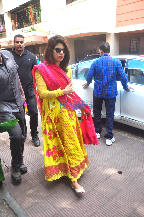priyanka chopra ileana dcruz at anurag basus saraswati pooja 5