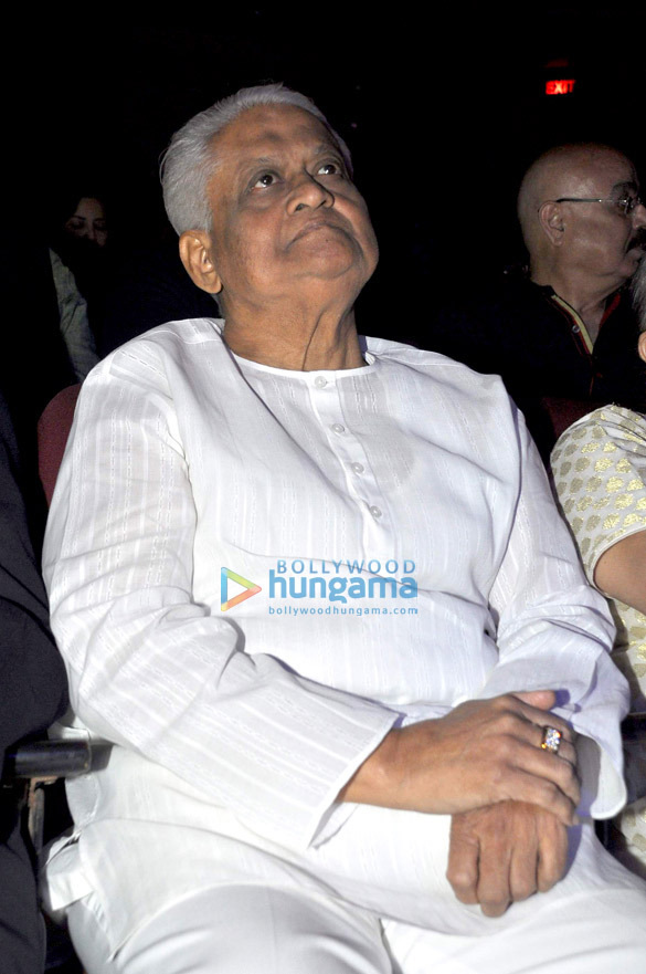 jeetendra prem chopra leena chandawerkar and parul chauhan at kishores concert 4
