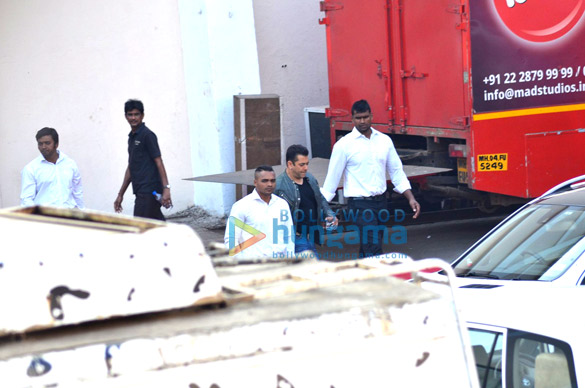 salman khan snapped at mehboob studio 4