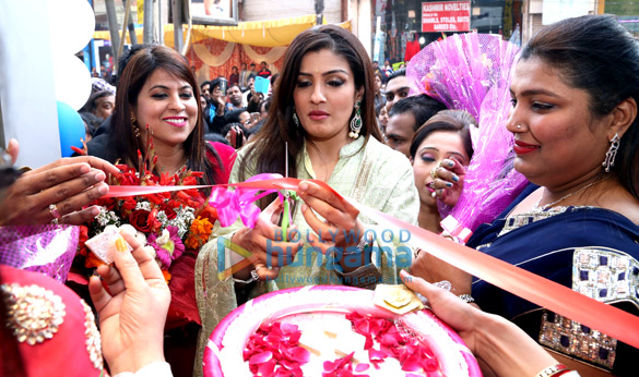 raveena tandon inaugurates the new store of zaira diamond in delhi 2