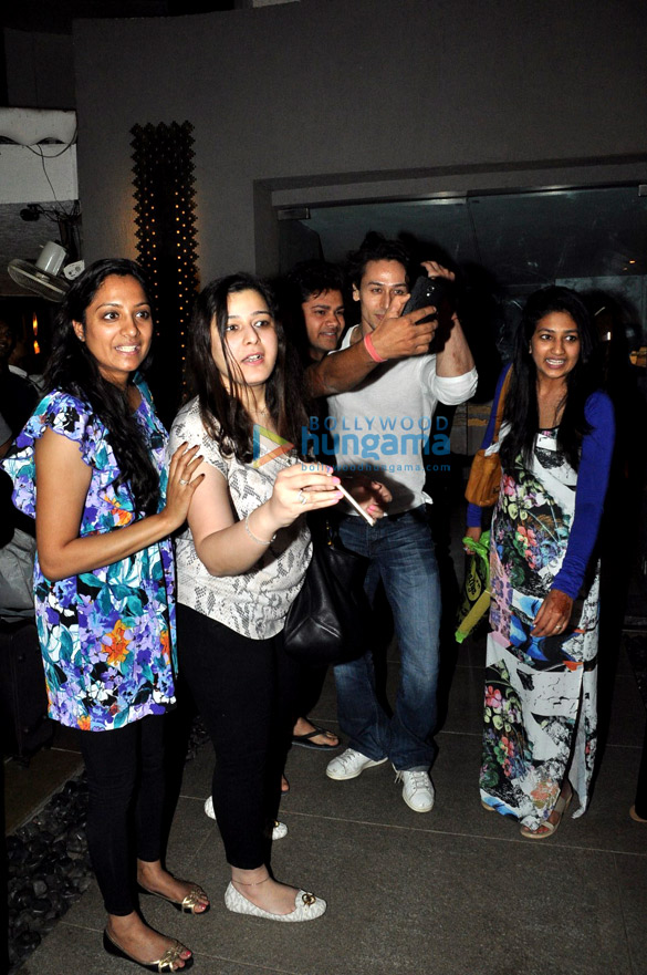 tiger shroff snapped with fans and a mystery girl 4