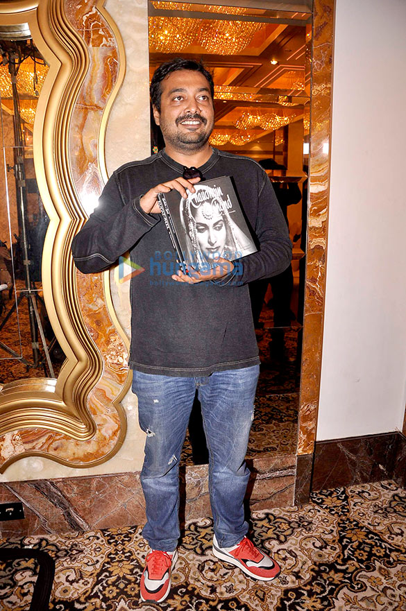 farhan akhtar vidhu vinod chopra at guru dutts screenplays book launch 6