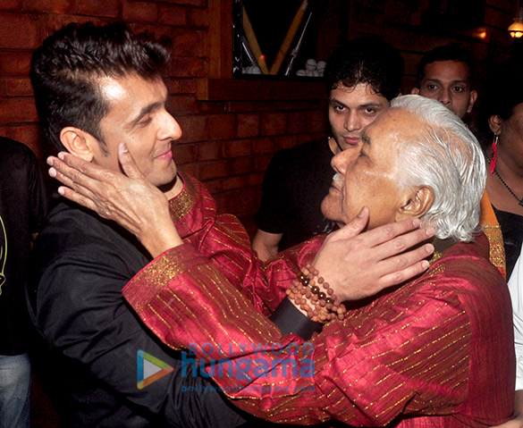 sonu nigam bickram ghosh celebrate at tap resto bar 43