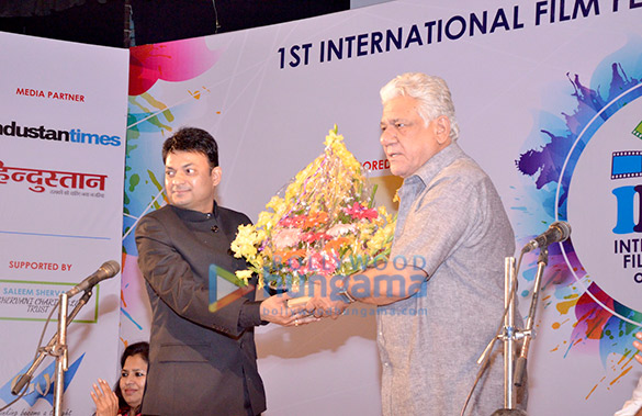 om puri awarded with the lifetime achievement award at iffp 2015 4