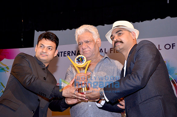om puri awarded with the lifetime achievement award at iffp 2015 3