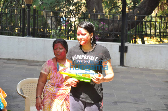 priya dutt snapped celebrating holi 8