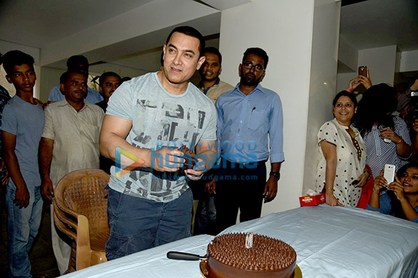 aamir khan celebrates his 50th birthday with media 6