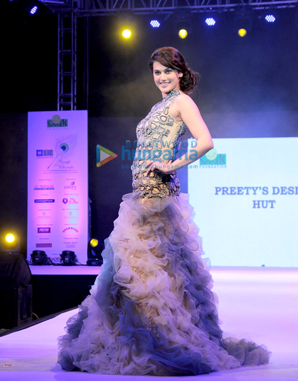 designer preety agarwal showcases her collection for smile foundation charity 8