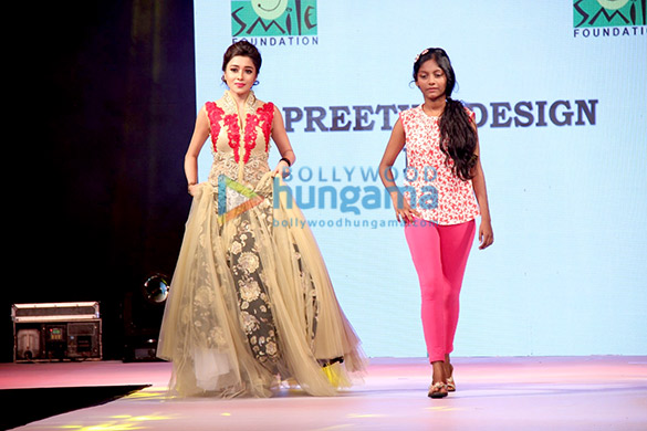 designer preety agarwal showcases her collection for smile foundation charity 6