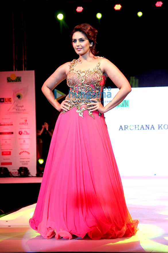 huma qureshi walks for archana kochars show for smile foundation 3
