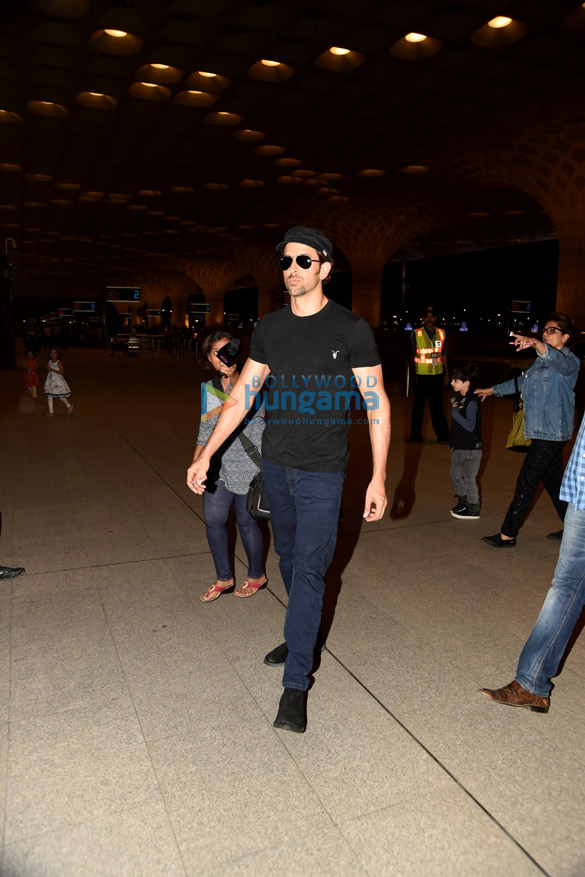hrithik roshan leaves for maldives on family vacation 4