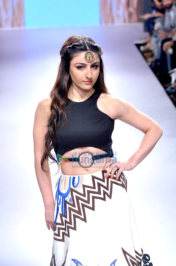 soha ali khan walks for babita malkani at lakme fashion week 2015 4
