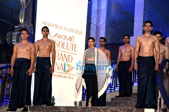 kareena kapoor khan walks for anamika khanna at lakme fashion week 2015 finale 4