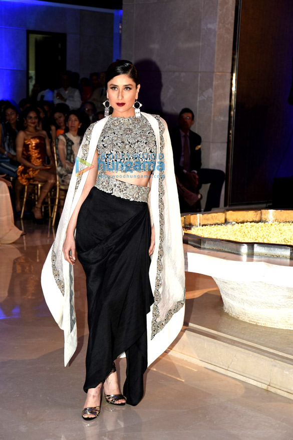 kareena kapoor khan walks for anamika khanna at lakme fashion week 2015 finale 3