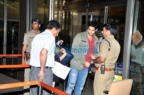 sidharth malhotra snapped with his parents at the airport 4