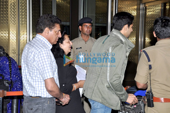 sidharth malhotra snapped with his parents at the airport 5
