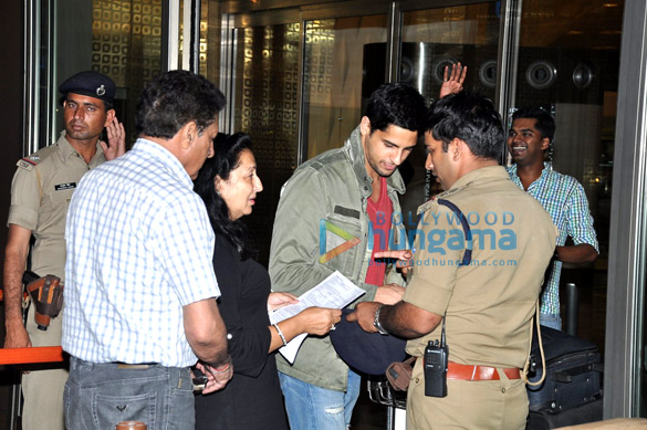 sidharth malhotra snapped with his parents at the airport 3