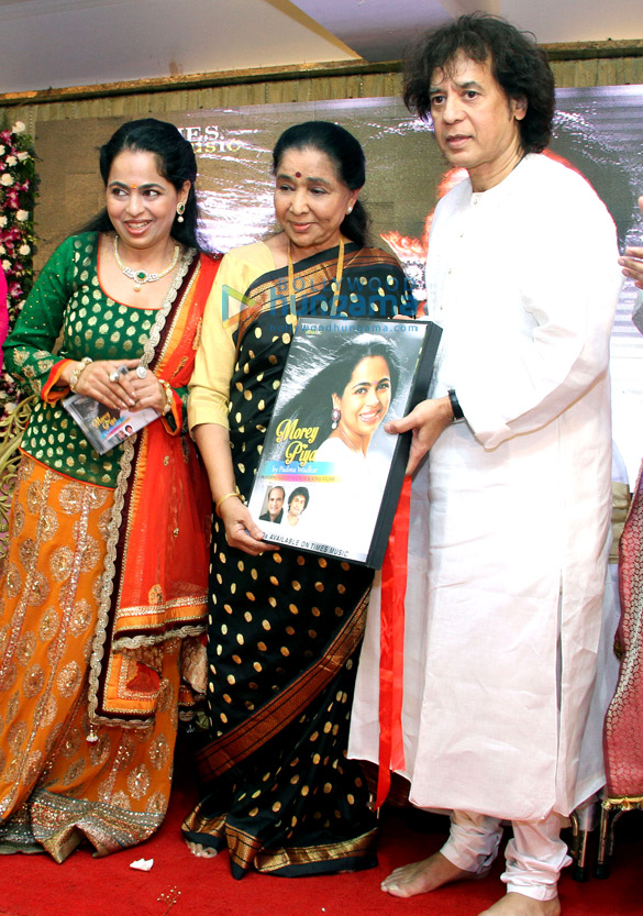 asha bhosle launches padma wadkars debut album morey piya 2