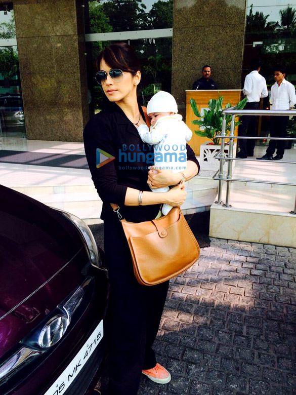 eesha koppikhar snapped with her daughter 2