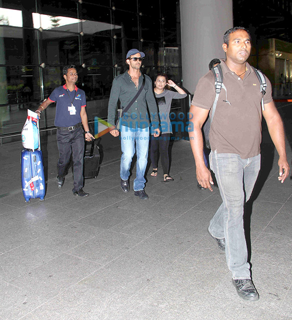 hrithik roshan snapped at the international airport terminal 2